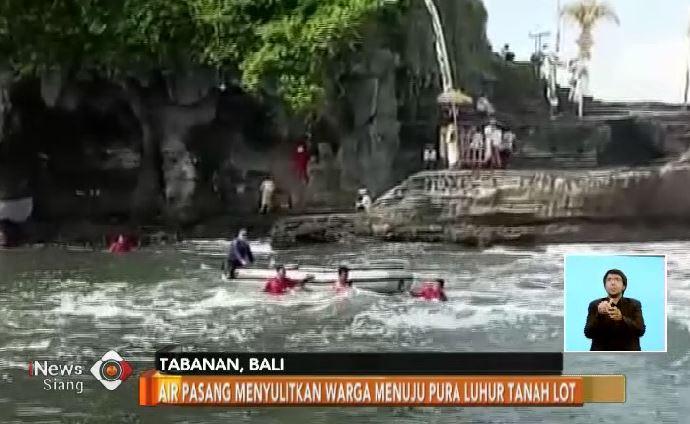  Air  Laut  di  Tanah Lot Pasang  Warga Sulit Beribadah